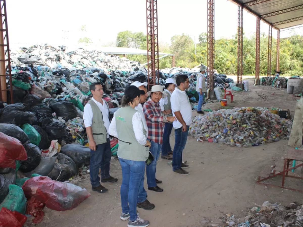 Para conocer el estado de la planta de residuos sólidos la directora de Corporinoquia visito el lugar en Aguazul, Casanare.